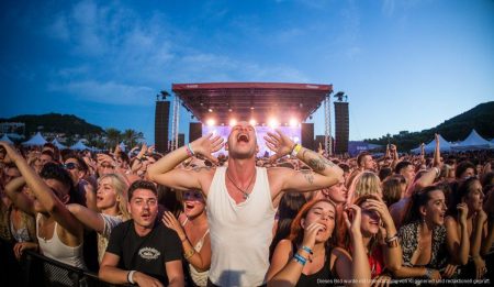 Aitana tritt beim Mallorca Live Festival auf und begeistert das Publikum.