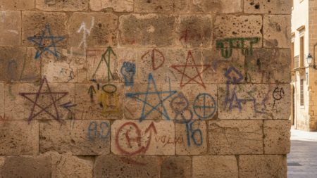 Antisemitische Schmiererei im jüdischen Viertel von Palma entdeckt Historische Kirchenwand im jüdischen Viertel von Palma mit antisemitischer Schmiererei und politischen Graffitis.