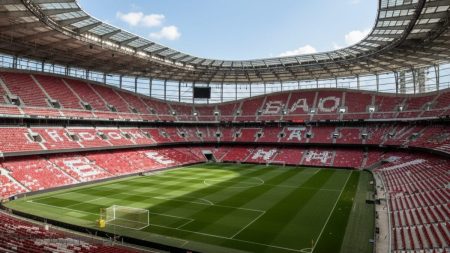 Das leere Fußballfeld im Stadion San Mamés von Athletic Bilbao vor dem Heimspiel gegen Mallorca, Symbol für die aktuelle Formkrise der Mannschaft.