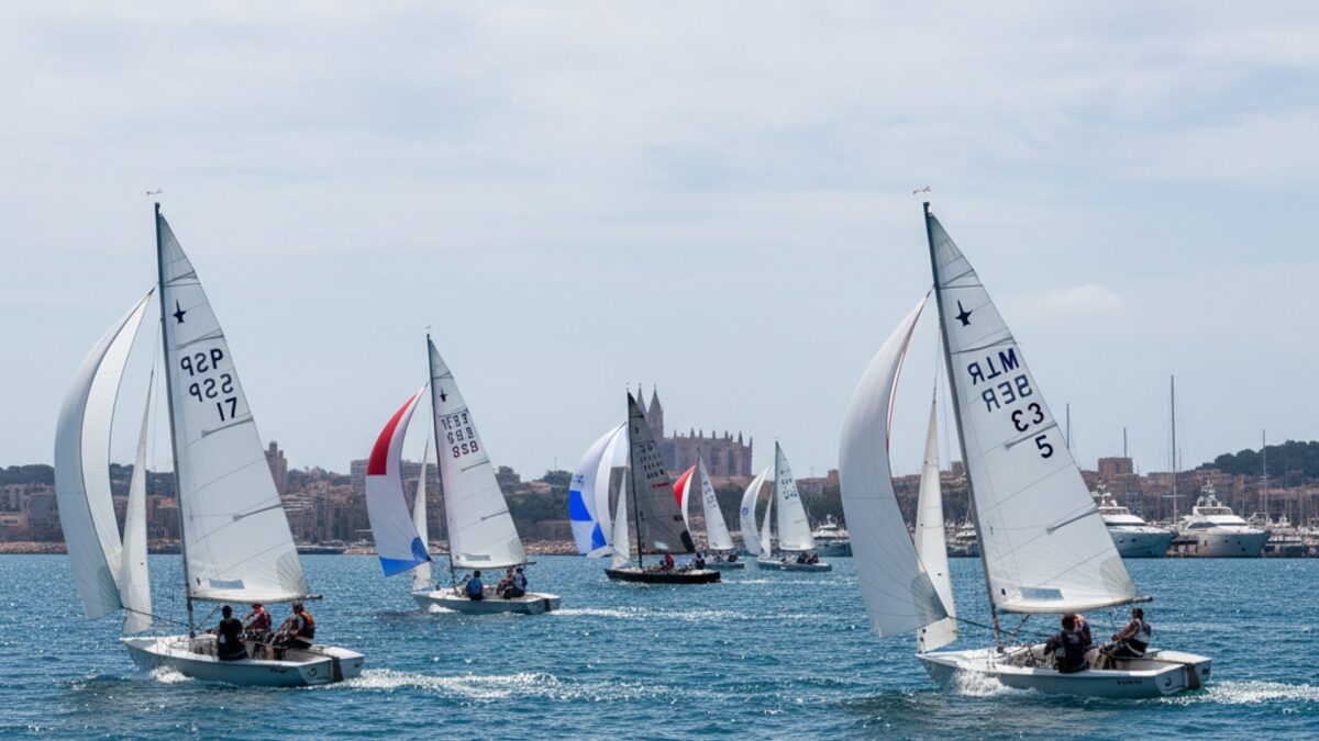 Segelboote bei der Audax Marina Regatta auf Mallorca auf dem Mittelmeer vor dem Hafen von Palma