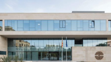 Balearen distanziert sich von Abtreibungsdiskussion um Syndrom Modernes Regierungsgebäude der Balearen im Tageslicht symbolisiert Entscheidung zur Aufklärung über das post-Abortion-Syndrom