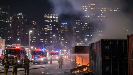 Brand zerstört Container in Palma: Feuerwehr im Einsatz Nächtlicher Feuerwehreinsatz in Palma bei brennenden Containern