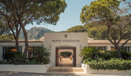 Eingang des Hotel Formentor auf Mallorca, bekannt für prominente Gäste.