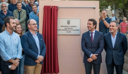 Neue Straßennamen in Calvià ehren lokale Persönlichkeiten Straßenschilder in Calvià mit neuen Namen zur Ehrung lokaler Helden.