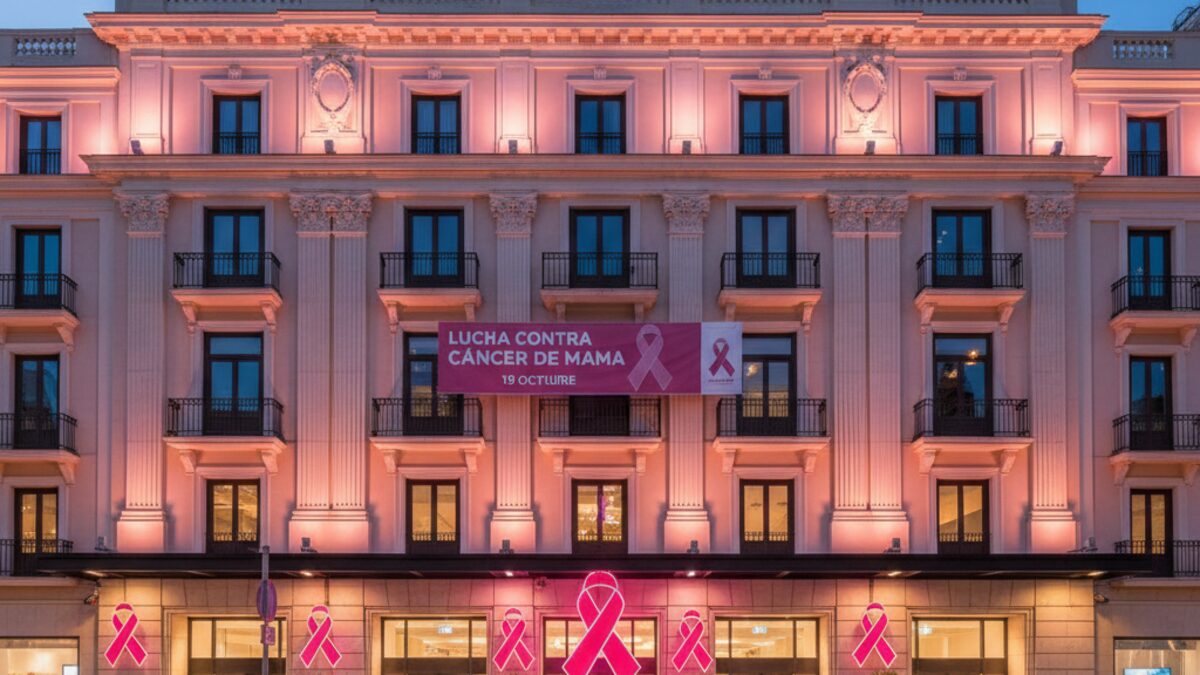 El Corte Inglés in Palma beleuchtet mit rosa Licht zur Unterstützung der Brustkrebsforschung am Weltbrustkrebstag