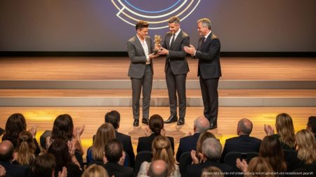 Preisverleihung beim Evolution Mallorca Film Festival mit Ehrung eines Filmstars auf der Bühne vor internationalem Publikum