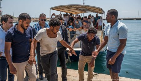 Flüchtlingsströme belasten Balearen: Regierung gefordert Afrikanische Flüchtlinge steigen auf Mallorca aus einem Boot