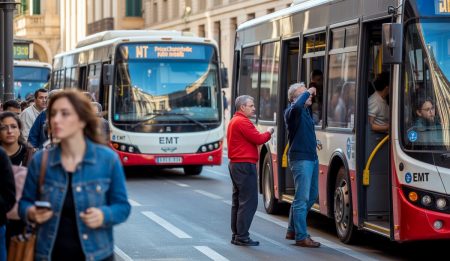 Palma setzt zur Fortführung der kostenlosen Busnutzung an Bus der EMT in Palma de Mallorca mit Passagieren