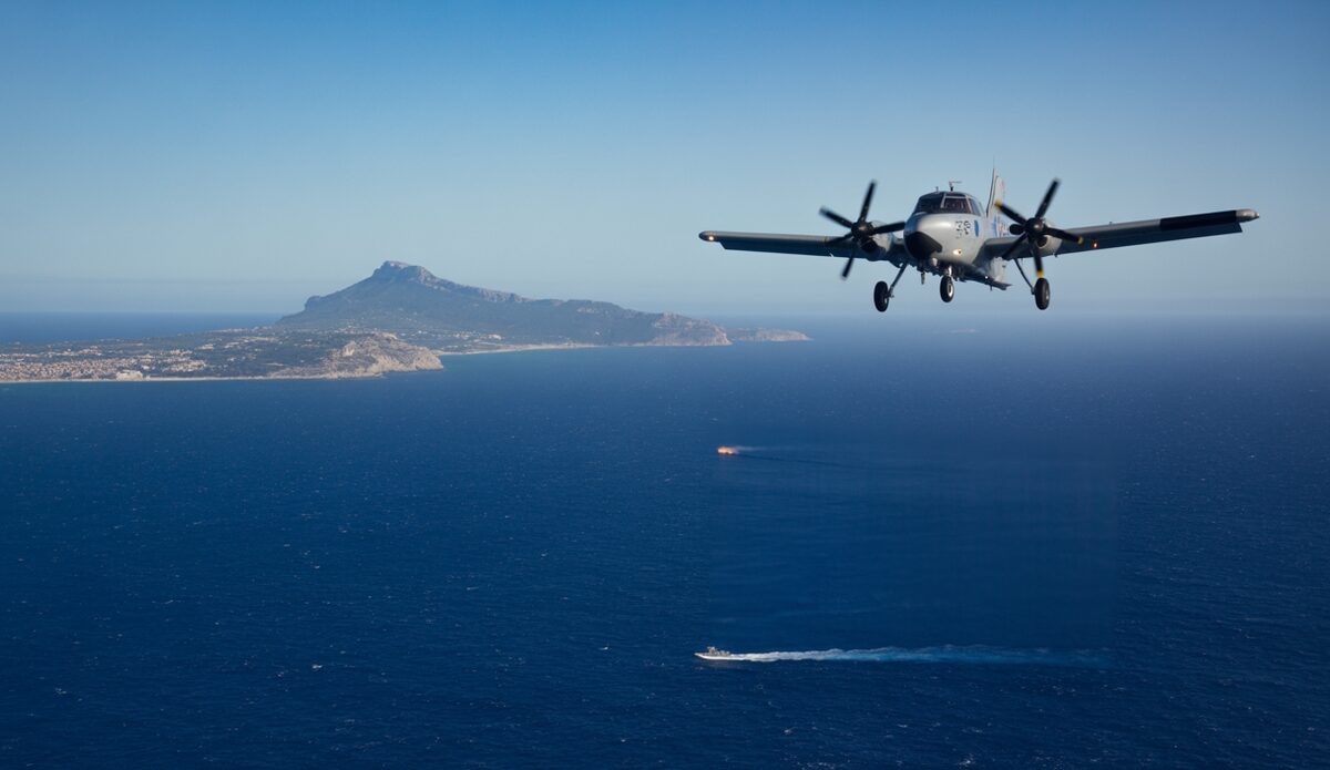 Frontex-Patrouillenflugzeug über dem Mittelmeer mit Mallorca-Küste