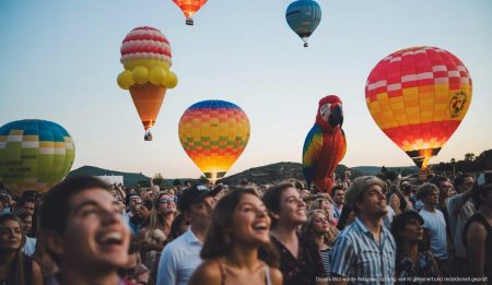 Internationale Heißluftballons am Himmel über Mallorca Heißluftballons in kreativen Formen am Himmel von Mallorca