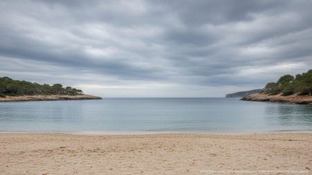 Herbstwetter auf Mallorca: Mäßige Temperaturen und dichte Wolken Herbstliches Mallorca mit dichtem Wolkenhimmel, milden Temperaturen und ruhiger Küste am Meer