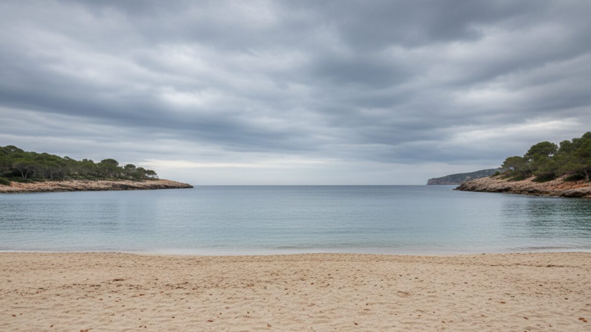 Herbstliches Mallorca mit dichtem Wolkenhimmel, milden Temperaturen und ruhiger Küste am Meer