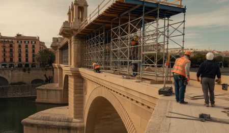 Bauarbeiten an historischer Brücke in Palma kurz vor Abschluss Historische Brücke in Palma mit Bauarbeiten und Arbeitern