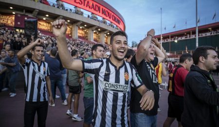 Emotionales Fußball-Comeback in Inca: Constància gegen Girona Fans versammeln sich zum historischen Fußballspiel in Inca.