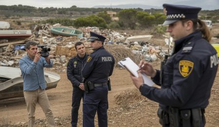 Illegale Müllentsorgung in Palma von Behörden gestoppt Polizisten inspizieren illegale Müllentsorgung in Palma.