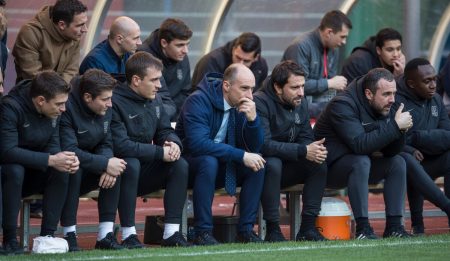 Jagoba Arrasate zählt zu Europas verlustreichsten Trainern 2025 Jagoba Arrasate in einem Fußballspiel 2025 mit angespannter Miene am Spielfeldrand.