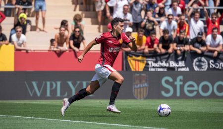Jan Virgili begeistert beim Debüt für Mallorca Jan Virgili in Aktion während eines Fußballspiels im Stadion von Mallorca