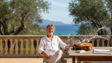 Juanjo Monserrat entspannt auf Mallorca mit Hund auf einer Terrasse, Symbol für Neuanfang nach Popmusik-Karriere