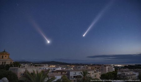Zwei beeindruckende Kometen über dem Himmel von Mallorca Kometen Lemmon und SWAN über Mallorca bei Nacht