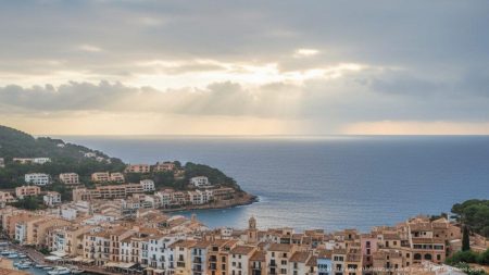 Leichter Regen bei angenehmen Temperaturen erwartet in Port d’Andratx Verschneites Wetter in Port d'Andratx mit mediterraner Architektur