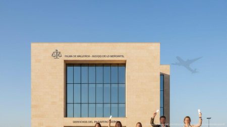 Außenansicht eines Gerichtsgebäudes auf Mallorca mit Reisenden und symbolischem Flugzeug am Himmel, die Fluggastrechte bei Verspätungen repräsentieren