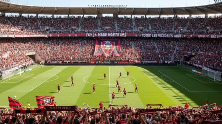Blick auf das Son Moix Stadion während eines Heimspiels des Fußballvereins Mallorca mit Spielern auf dem Spielfeld und Fans auf den Tribünen