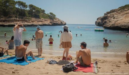 Mallorca: Ein Paradies für koreanische Touristen und Flitterwochen Koreanische Touristen genießen den Strand von Caló des Moro auf Mallorca