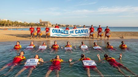 Friedlicher Protest von Rettungsschwimmern an einem Strand auf Mallorca mit symbolischer Darstellung von Ertrinkenden zur Aufmerksamkeit auf Personalmangel