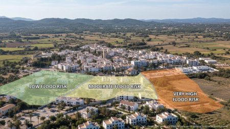 Mallorca definiert Hochwasserzonen für bessere Bautätigkeit neu Luftaufnahme einer mallorquinischen Stadt mit farblich markierten Hochwasserzonen für neue Bauprojekte