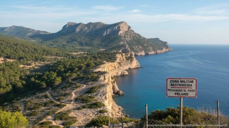 Mallorcas Nordküste im Fokus: Militär plant Erweiterung Landschaft an der Nordküste Mallorcas bei Cap Pinar mit Wanderwegen und Hinweisschildern zu militärischem Sperrgebiet
