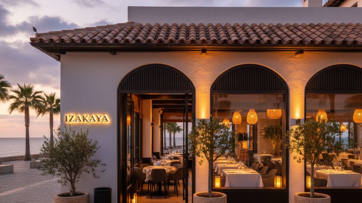 Außenansicht des Izakaya Restaurants in Palma de Mallorca mit japanisch inspiriertem Design und mediterraner Architektur nahe der Uferpromenade