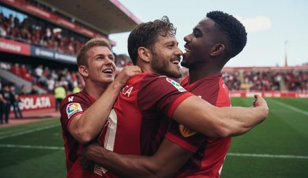Mallorca überrascht mit wichtigem Sieg gegen Sevilla Spieler von Mallorca feiern Sieg gegen Sevilla im Fußballstadion.