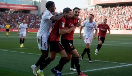 Mallorca triumphiert in Sevilla: Dramatisches 1-3 sorgt für Jubel Spieler von Mallorca feiern nach einem Tor gegen Sevilla auf dem Spielfeld.