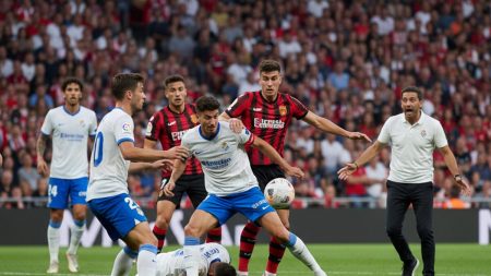 Intensive Fußballszene zwischen Real Mallorca und Athletic Club Bilbao im Stadion mit Spielern beim Kampf um den Ball unter Druck des Trainers Arrasate