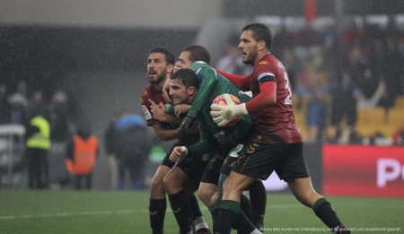 Real Mallorca im Kampf gegen Levante im Regen im Son Moix Stadion.