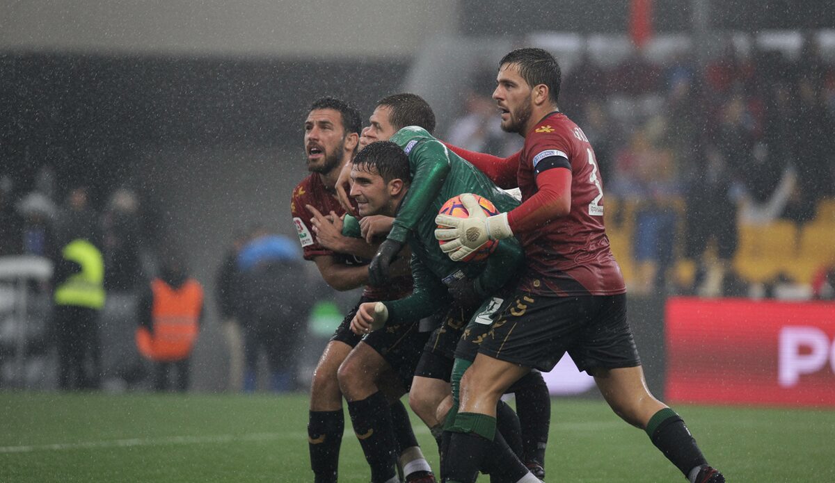 Real Mallorca im Kampf gegen Levante im Regen im Son Moix Stadion.