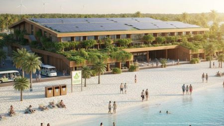Nachhaltiges Hotel auf Mallorca mit Solarpanelen und umweltbewussten Touristen an einem sauberen Strand