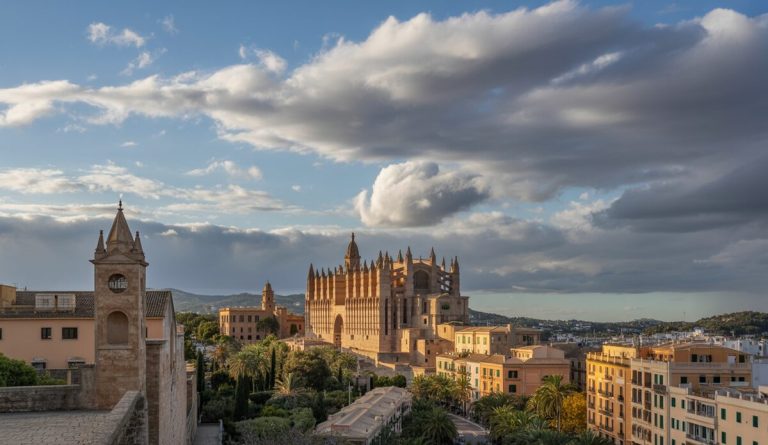 Wetter auf Mallorca: Sonnenschein und Regen im Wechsel erwartet Mallorca im Herbst mit Sonne und Wolken, typisch mediterrane Architektur.