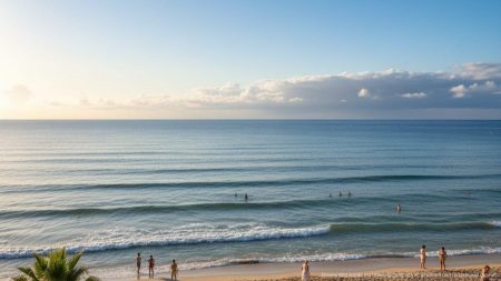 Mallorca-Wetter am Wochenende: Letzte Sommertage vor Regen Strand und Küstenlandschaft auf Mallorca bei sonnigem Wetter am Samstag mit dunklen Wolken am Horizont als Symbol für bevorstehenden Wetterumschwung.