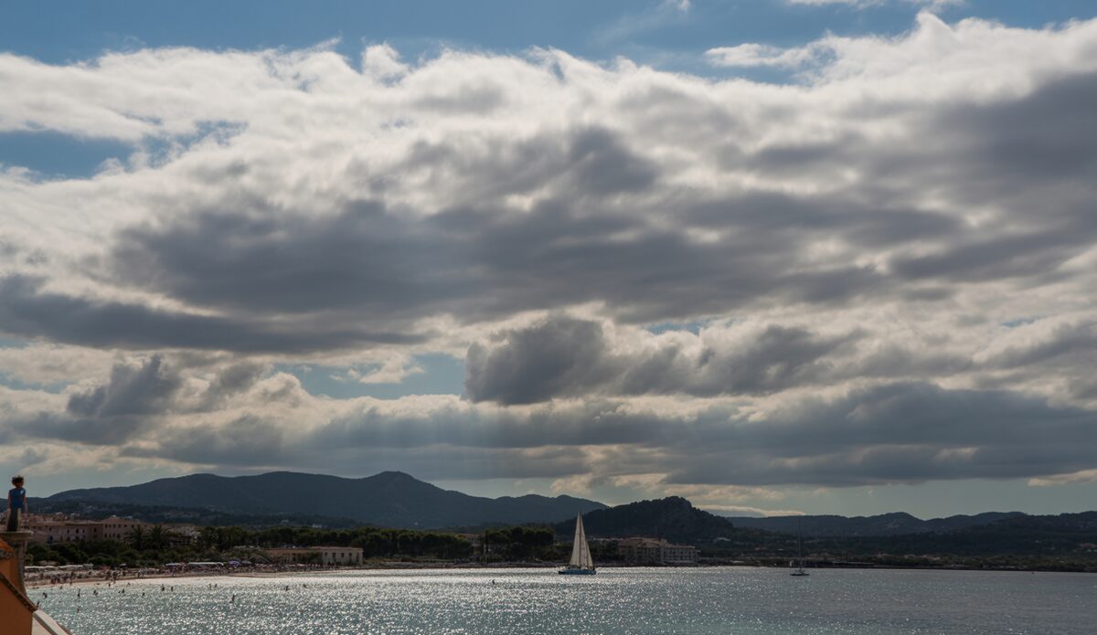 Wolken über der Küste von Mallorca im Oktober