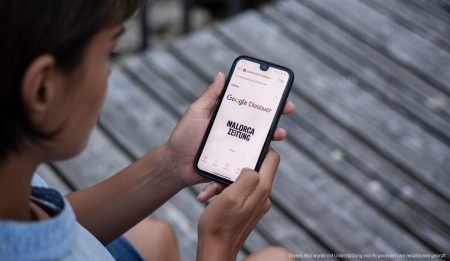 Google Discover: Mallorca Zeitung ab sofort im personalisierten Newsfeed Google Discover mit Mallorca Zeitung auf Smartphone geöffnet