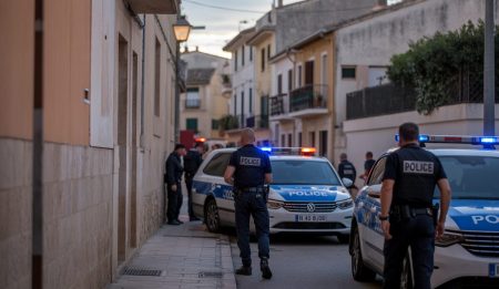Verfolgung eines Täters nach brutaler Messerattacke in Sineu Polizeiaktionen in den Straßen von Sineu nach Messerangriff