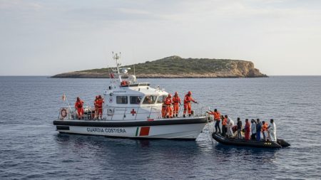Immer mehr Migranten aus Nordafrika erreichen die Balearen Rettungsboot bringt Migranten nordafrikanischer Herkunft bei der Seenotrettung vor den Balearen an Land