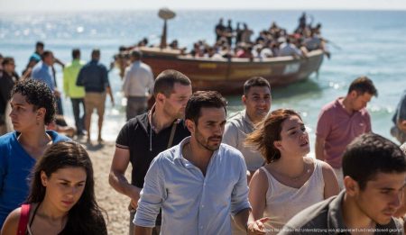 Migrationsdruck auf Mallorca: Balearen fordern EU-Hilfe Migranten auf Mallorca: Ankunft per Boot an belebtem Strand