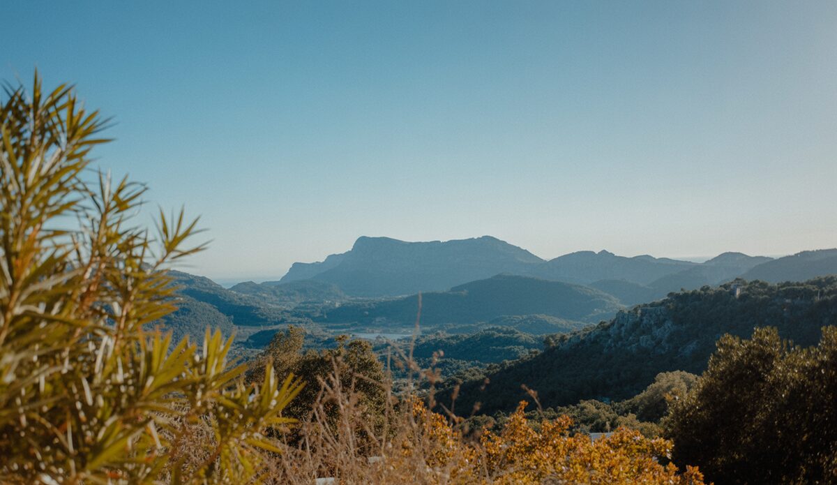 Klarer Herbsthimmel über Sóller auf Mallorca bei milden Temperaturen.