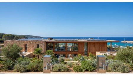 Modernes nachhaltiges Hotel auf Mallorca mit Solarpaneelen und umweltfreundlichen Einrichtungen am Mittelmeer