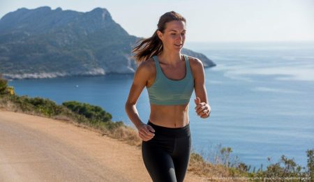 Nazan Eckes genießt ihr neues Leben auf Mallorca Nazan Eckes genießt das Leben auf Mallorca in der Natur.