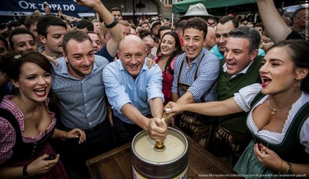 Fehlgeschlagener Fassanstich eröffnet Oktoberfest in Santa Ponça Bürgermeister Juan Antonio Amengual beim misslungenen Fassanstich auf dem Oktoberfest in Santa Ponça.