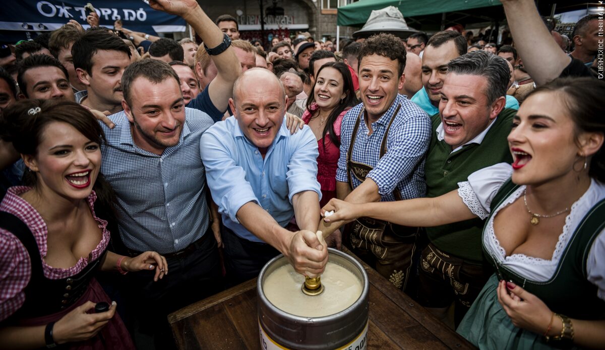 Bürgermeister Juan Antonio Amengual beim misslungenen Fassanstich auf dem Oktoberfest in Santa Ponça.