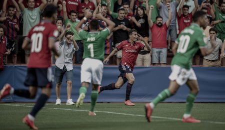 Osasuna dominiert Sant Jordi mit klarem 5:0-Sieg Spielszene zwischen Osasuna und Sant Jordi im Stadion auf Mallorca